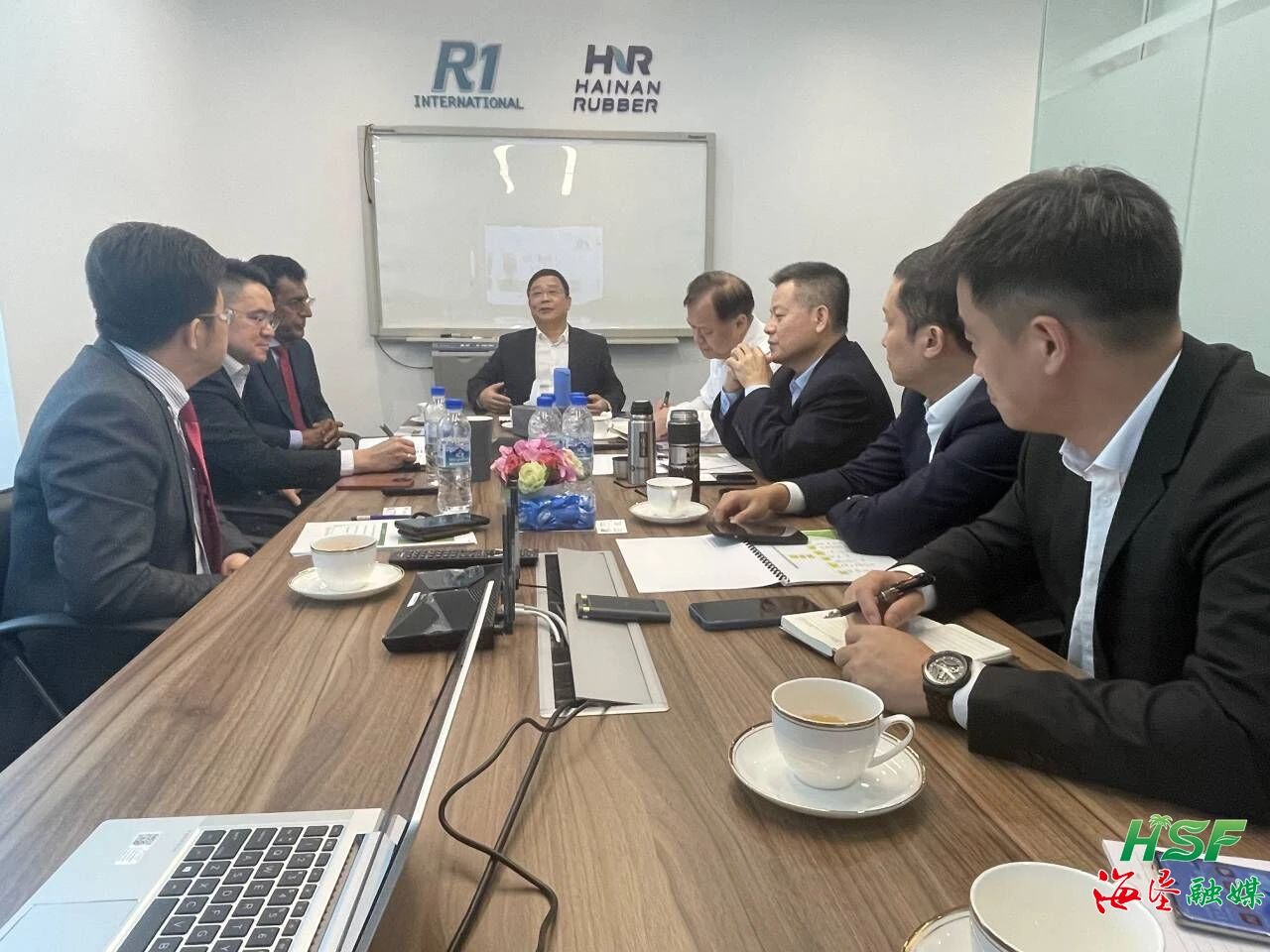 包洪文一行与R1公司座谈互换。