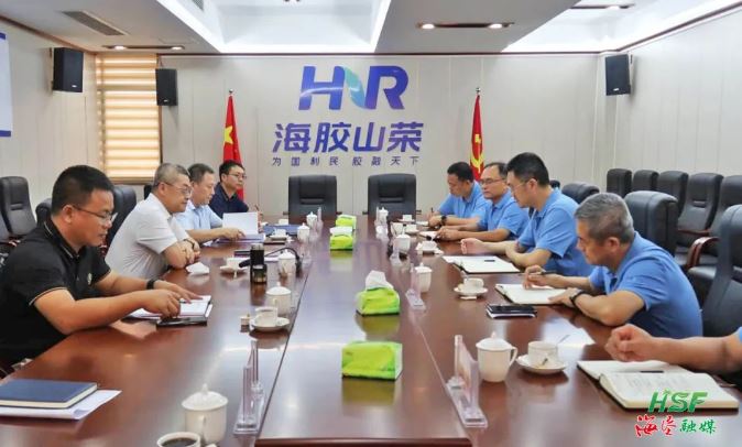 艾轶伦在海南橡胶山荣分公司座谈。